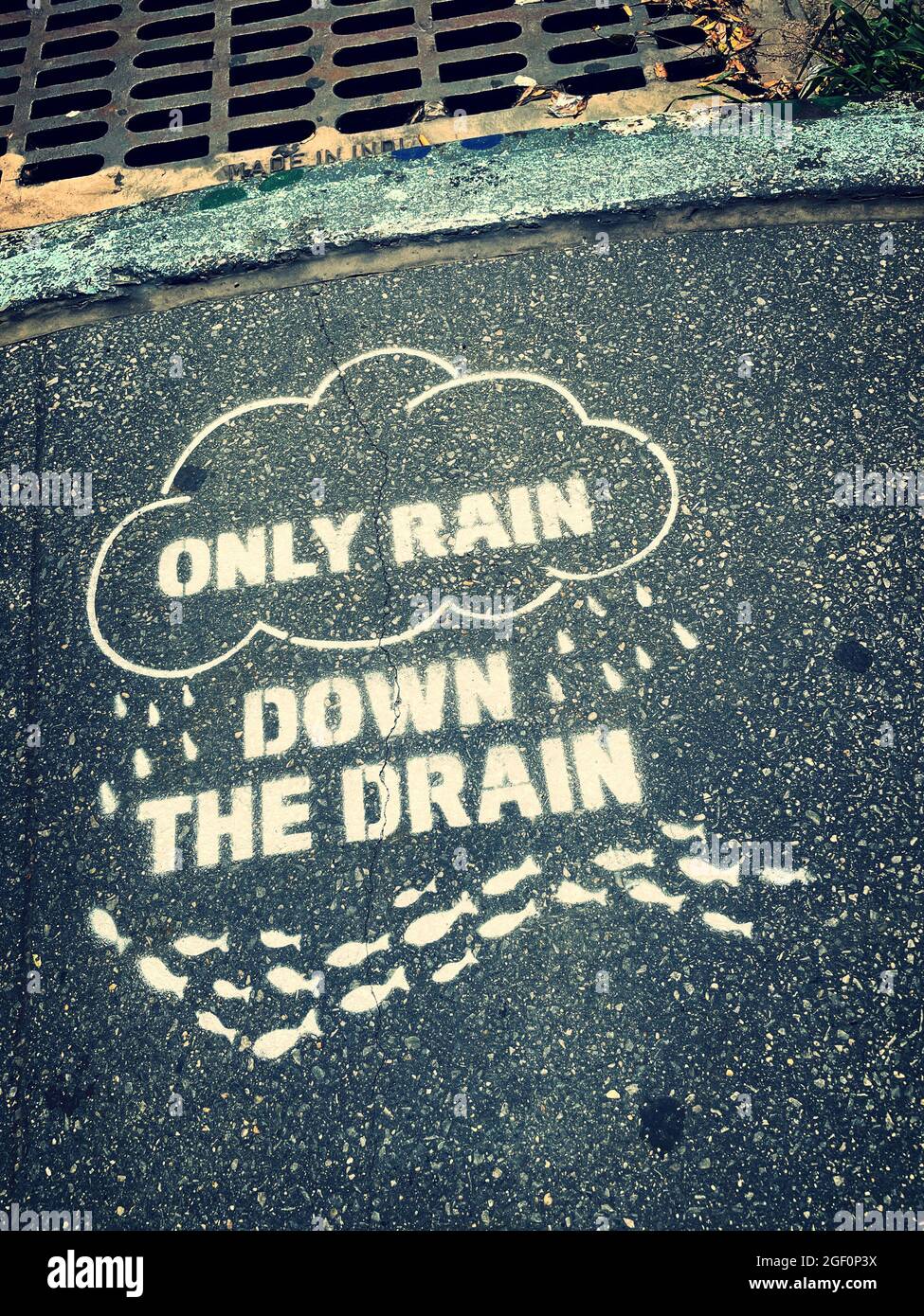 Nur Rain Down the Drain Stencil auf einer New York City Street, USA Stockfoto