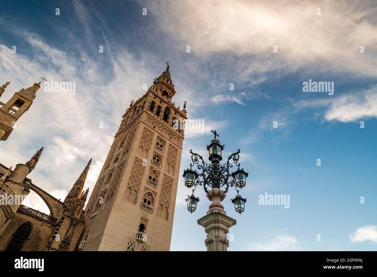 Glockenturm Giralda, Plaza Virgen de los Reyes, Sevilla, Andalusien, Spanien Stockfoto