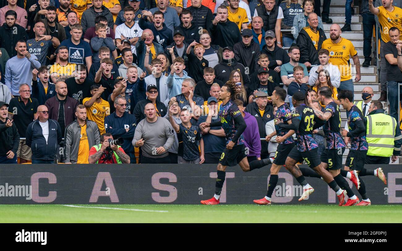 22. August 2021; Molineux Stadium, Wolverhampton, West Midlands, England, Premier League Fußball, Wolverhampton Wanderers gegen Tottenham Hotspur; DELE Alli von Tottenham Hotspur feiert vor den Wolves-Fans Stockfoto