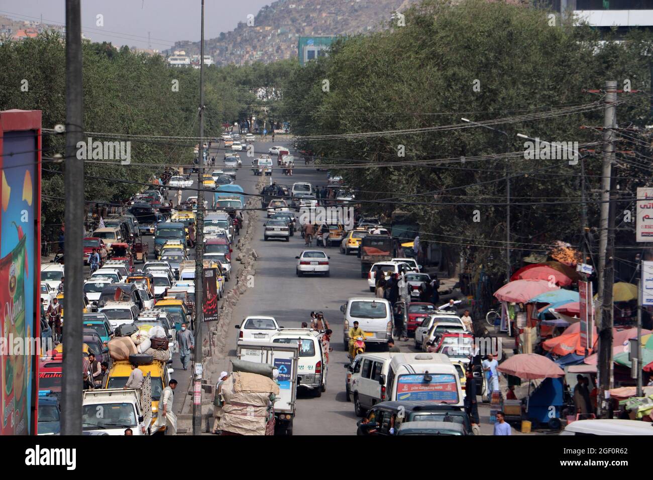 Kabul, Afghanistan. August 2021. Afghanen gehen am Sonntag, August, auf einer Straße in Kabul, Afghanistan. 22, 2021. Foto von Bashir Darwish/UPI Credit: UPI/Alamy Live News Stockfoto