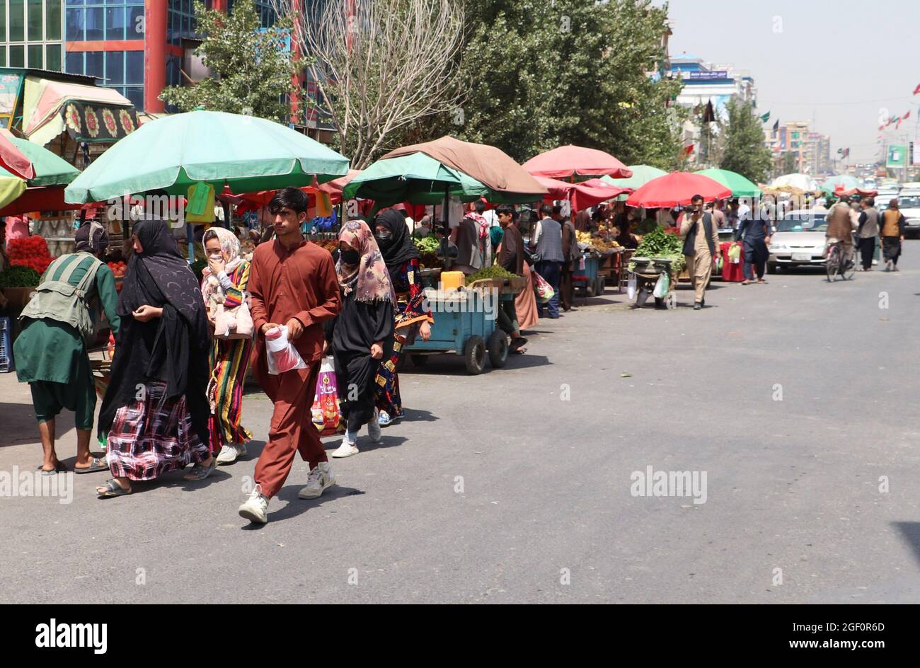 Kabul, Afghanistan. August 2021. In Kabul, Afghanistan, gehen am Sonntag, August Menschen auf der Straße. 22, 2021. Foto von Bashir Darwish/UPI Credit: UPI/Alamy Live News Stockfoto