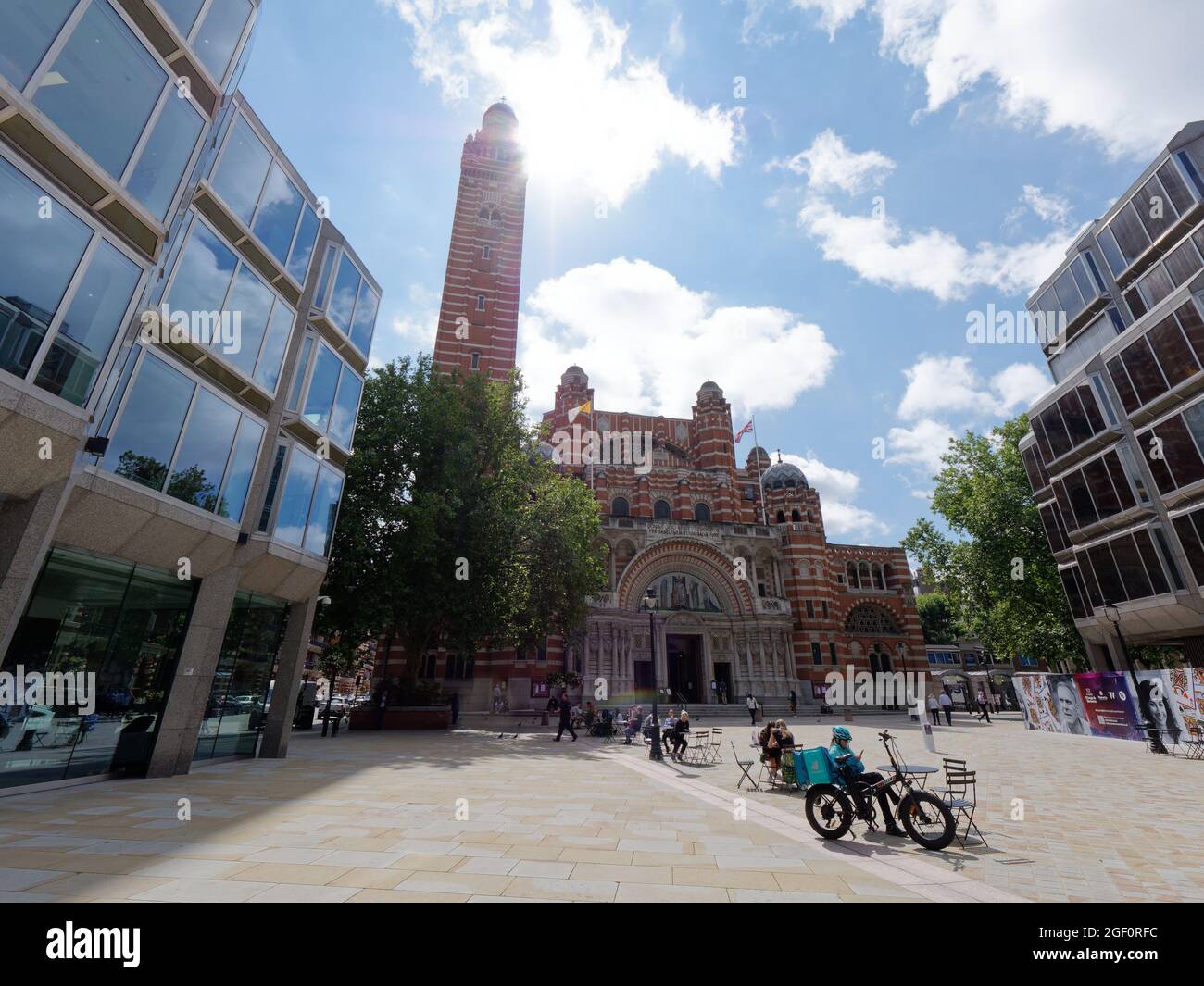 London, Greater London, England, 10 2021. August: Sommertag auf der Cathedral Piazza mit der Westminster Cathedral, einer neo-byzantinischen römisch-katholischen Kirche. Stockfoto