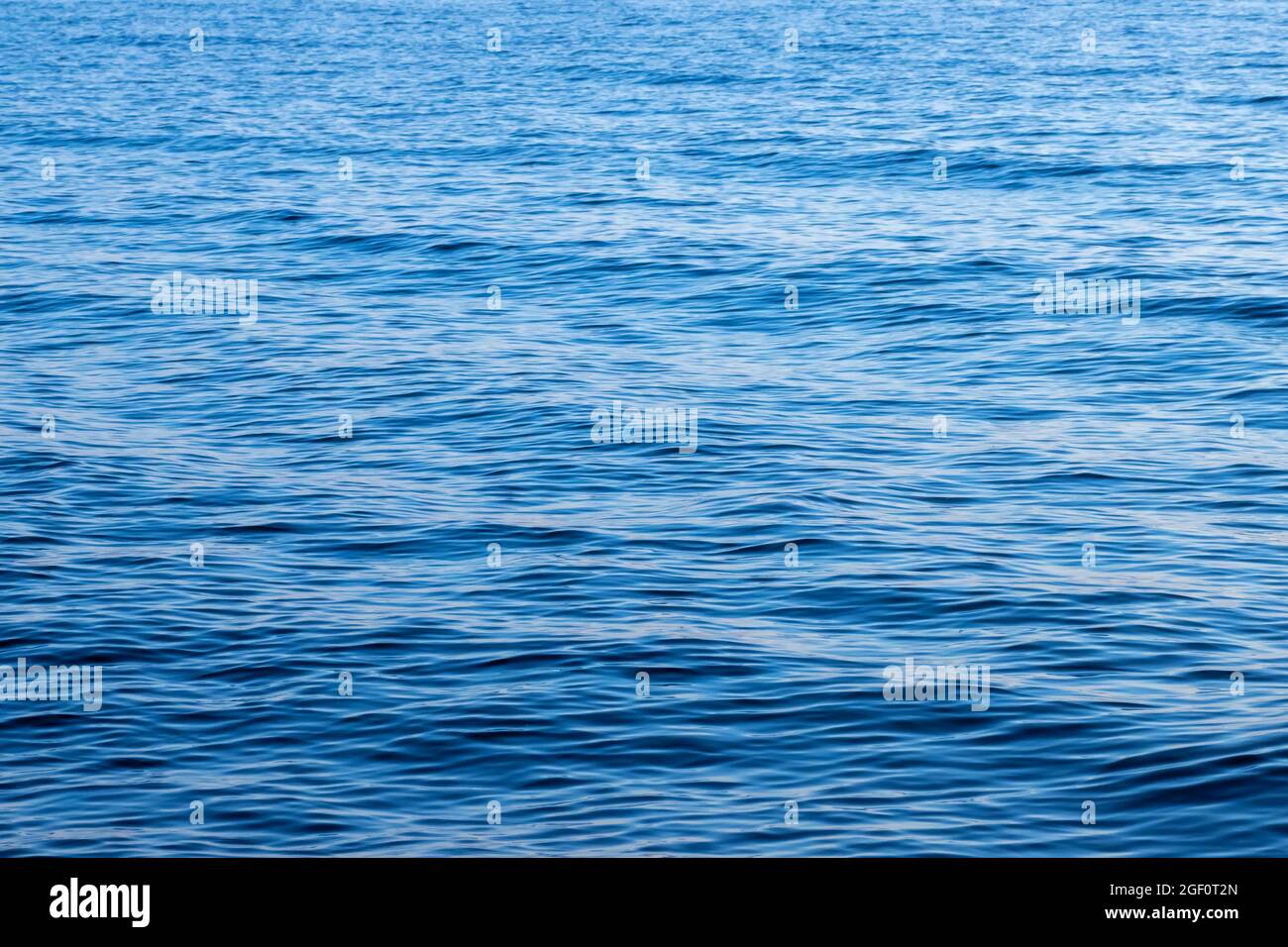 Wasserhintergrund. Blaues Meerwasser mit Wellen Stockfoto