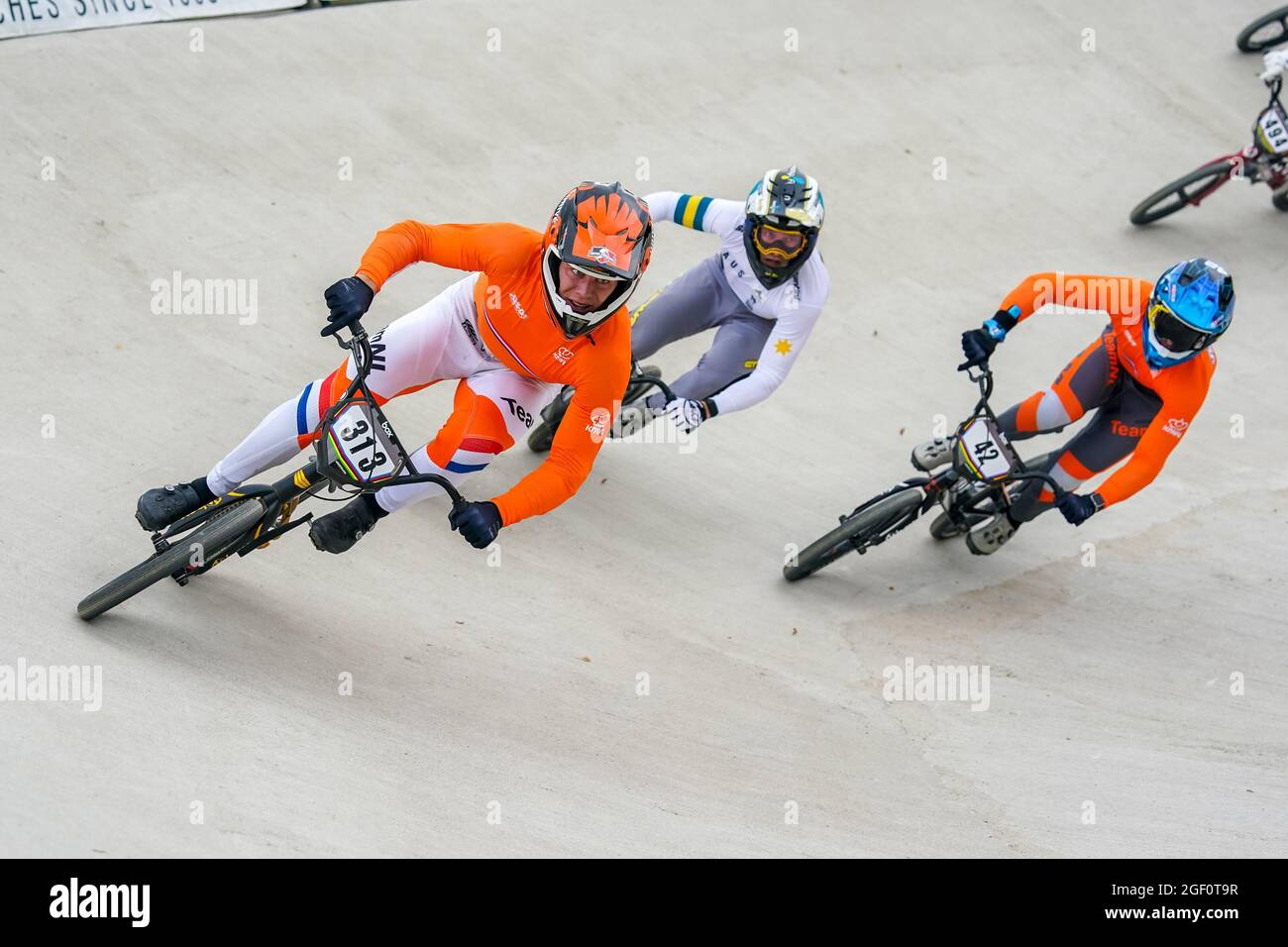 ARNHEM, NIEDERLANDE - 22. AUGUST: Niek Kimmann aus den Niederlanden führt in seinem Viertelfinale vor Izaac Kennedy aus Australien und Jay Schippers aus den Niederlanden während der UCI BMX-Weltmeisterschaft 2021 in Papendal am 22. August 2021 in Arnhem, Niederlande (Foto: Rene Nijhuis/Orange Picts) Stockfoto