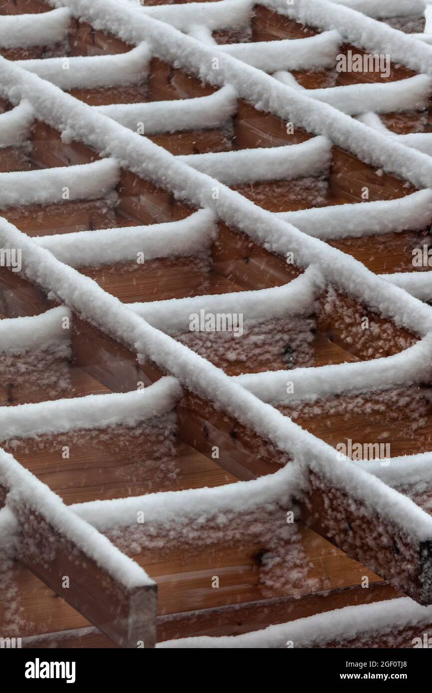 Schneeschicht auf verarbeitetem Holz, Kanada Stockfoto