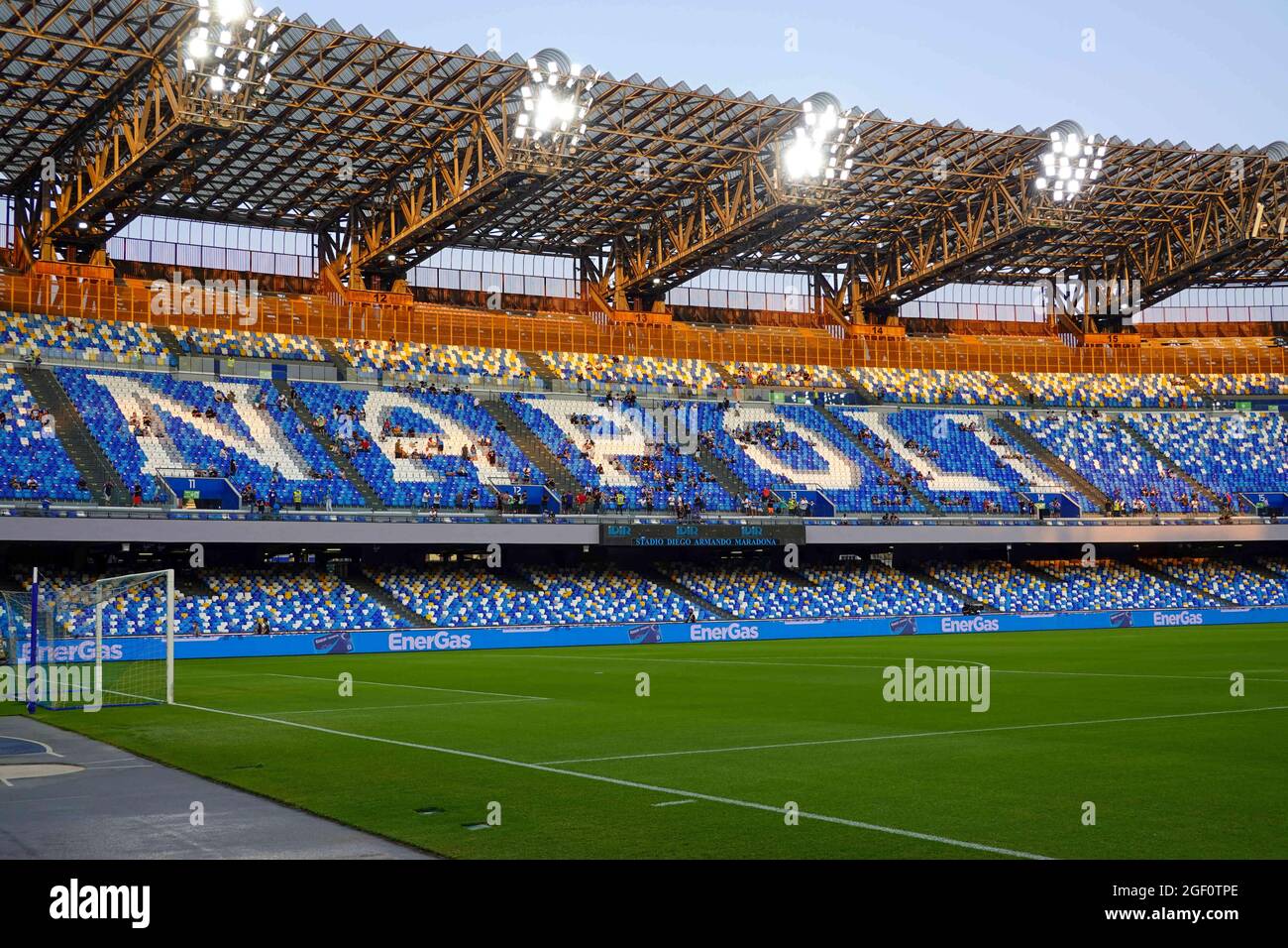 Neapel, Kampanien, Italien. Juni 2019. Während des italienischen Serie A Fußballmatches SSC Napoli gegen FC Venezia am 22. August 2021 im Diego Armando Maradona Stadium in Neapel.in Bild: Supporter Naples (Bildnachweis: © Fabio Sasso/ZUMA Press Wire) Stockfoto