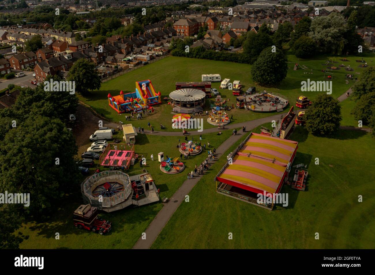 Mobile Showmen , Warwicks Funfairs Fun Fair in einem lokalen Park Aerial View Stockfoto
