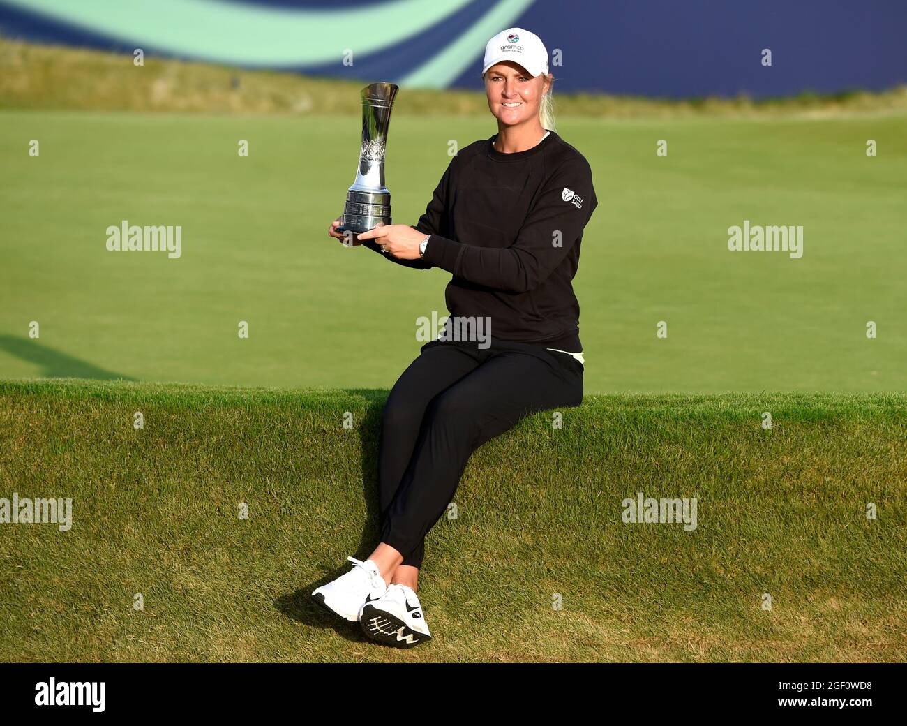 Die Schwedin Anna Nordqvist posiert mit der Trophäe, nachdem sie am vierten Tag der AIG Women's Open in Carnoustie die Women's British Open gewonnen hat. Bilddatum: Sonntag, 22. August 2021. Siehe PA Geschichte GOLF Frauen. Bildnachweis sollte lauten: Ian Rutherford/PA Wire. EINSCHRÄNKUNGEN: Die Nutzung unterliegt Einschränkungen. Nur redaktionelle Verwendung, keine kommerzielle Nutzung ohne vorherige Zustimmung des Rechteinhabers. Stockfoto