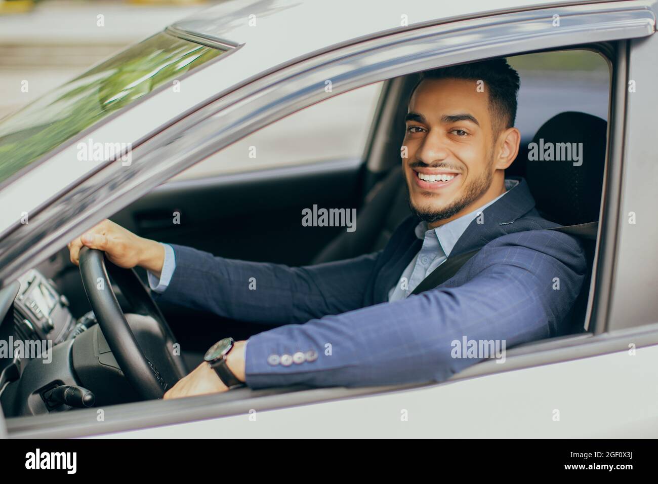 Foto eines wohlhabenden mittelöstlichen Geschäftsmannes, der Auto fährt Stockfoto