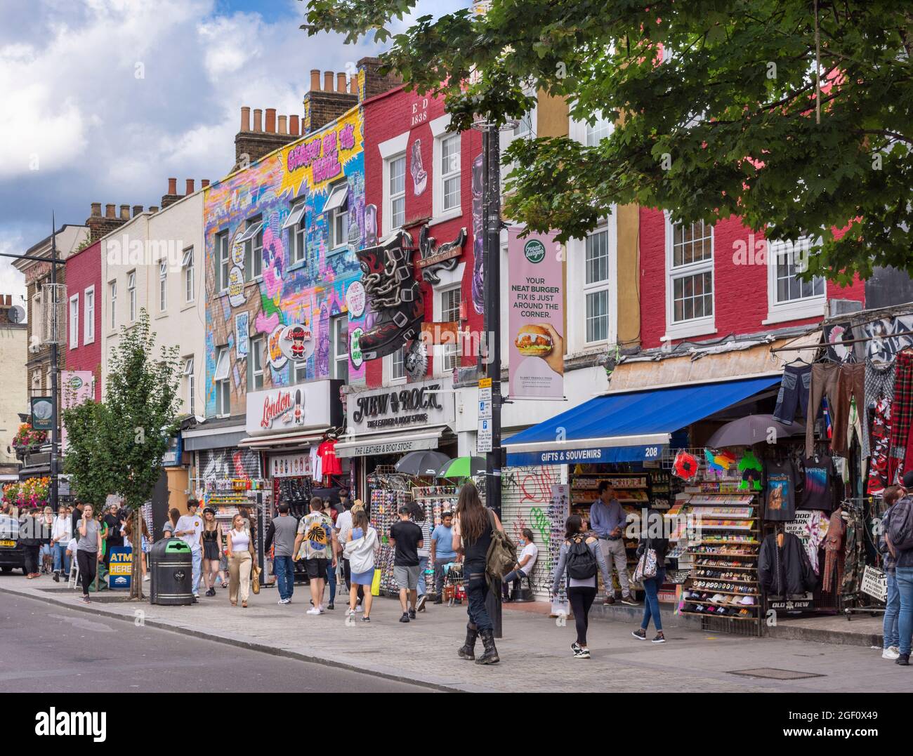LONDON CAMDEN LOCK CAMDEN TOWN DIE HAUPTSTRASSE FARBENFROHE GESCHÄFTE UND GESCHÄFTE MIT MENSCHEN Stockfoto