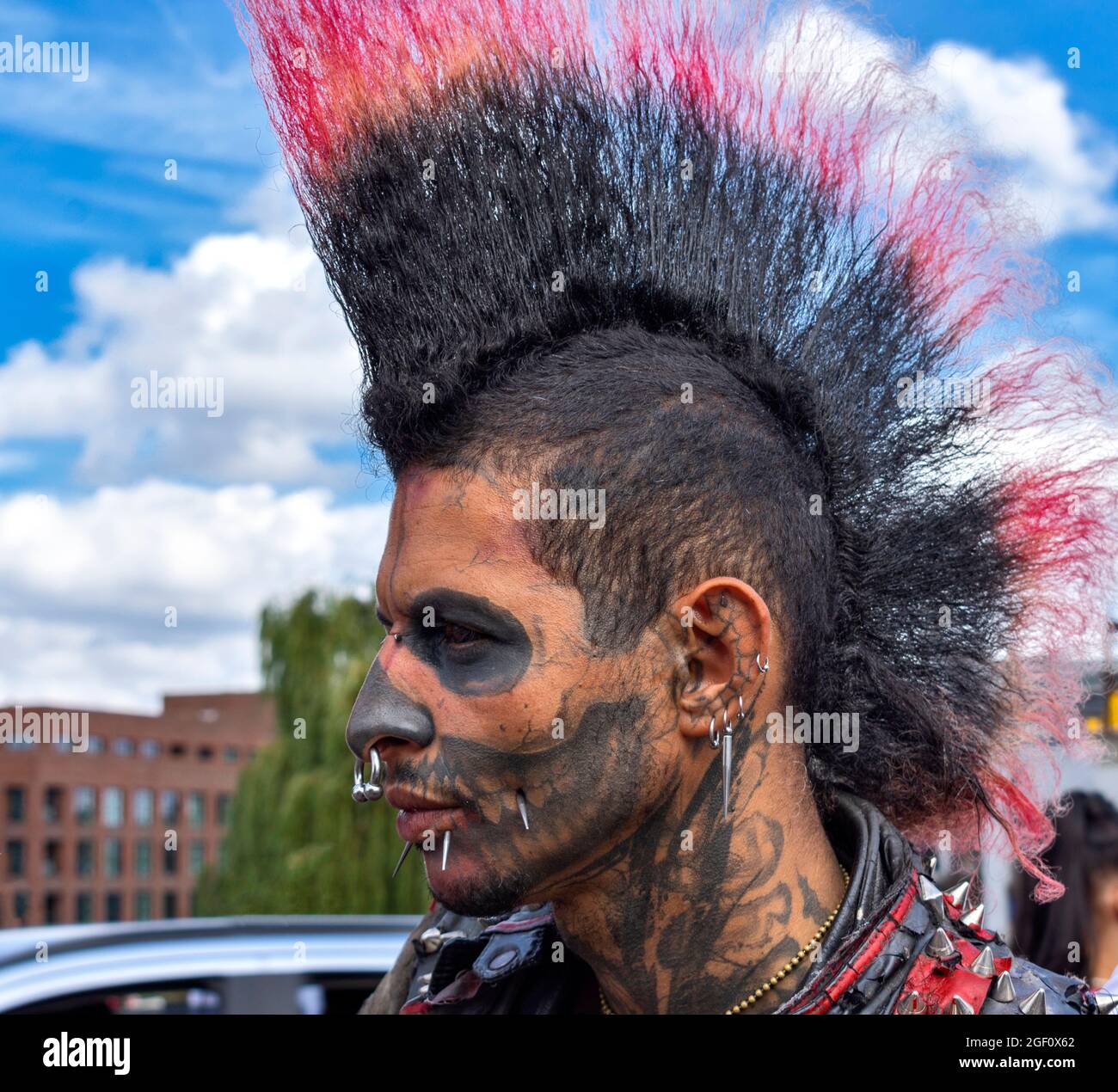 LONDON CAMDEN LOCK CAMDEN TOWN DAS HIGH STREET PUNK PORTRAIT MIT TATTOOS UND EINER TOLLEN, FARBENFROHEN FRISUR Stockfoto