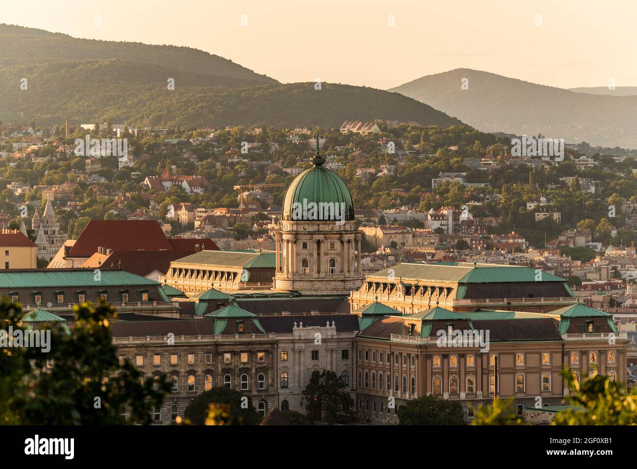 Ungarn Budapester Stadtbild über die Nationalgalerie, die einen anderen Namen Buda königlicher Palast trägt. Harmas Hater Berg im Hintergrund und Fishermans Stockfoto
