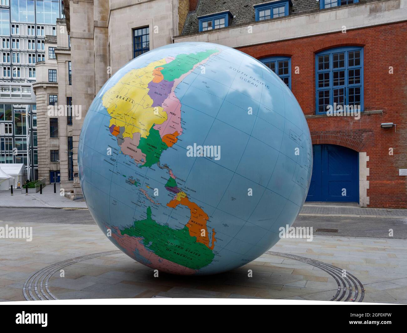LONDON SHEFFIELD STREET GLOBE SKULPTUR MIT DEM TITEL THE WORLD TURNED DOWN VON MARK WALLINGER Stockfoto