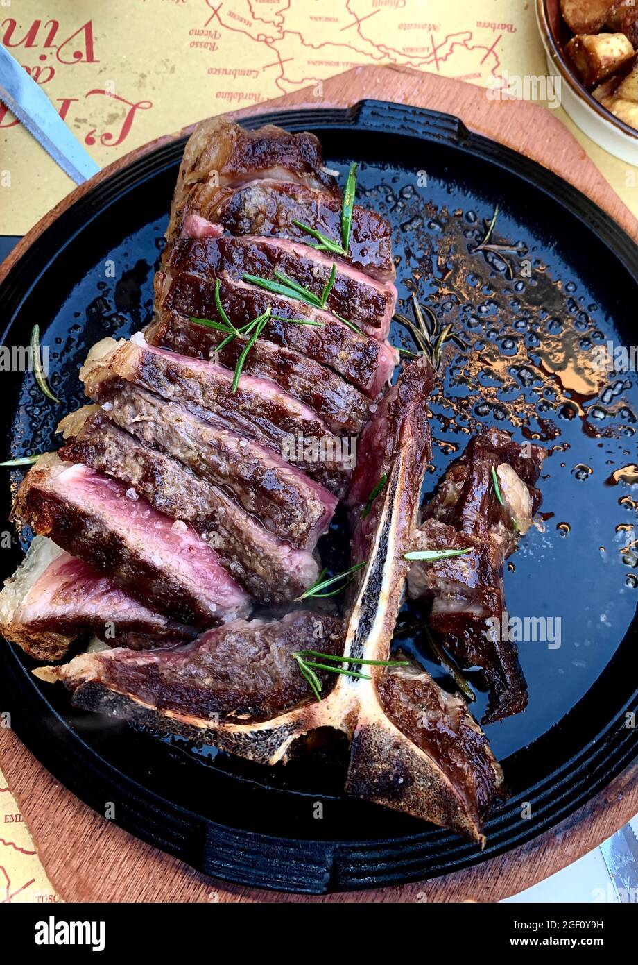 Köstliches Florentiner T-Bone-Steak. Toskanische Küche. Florentiner Beefsteak. Direkt darüber. Stockfoto