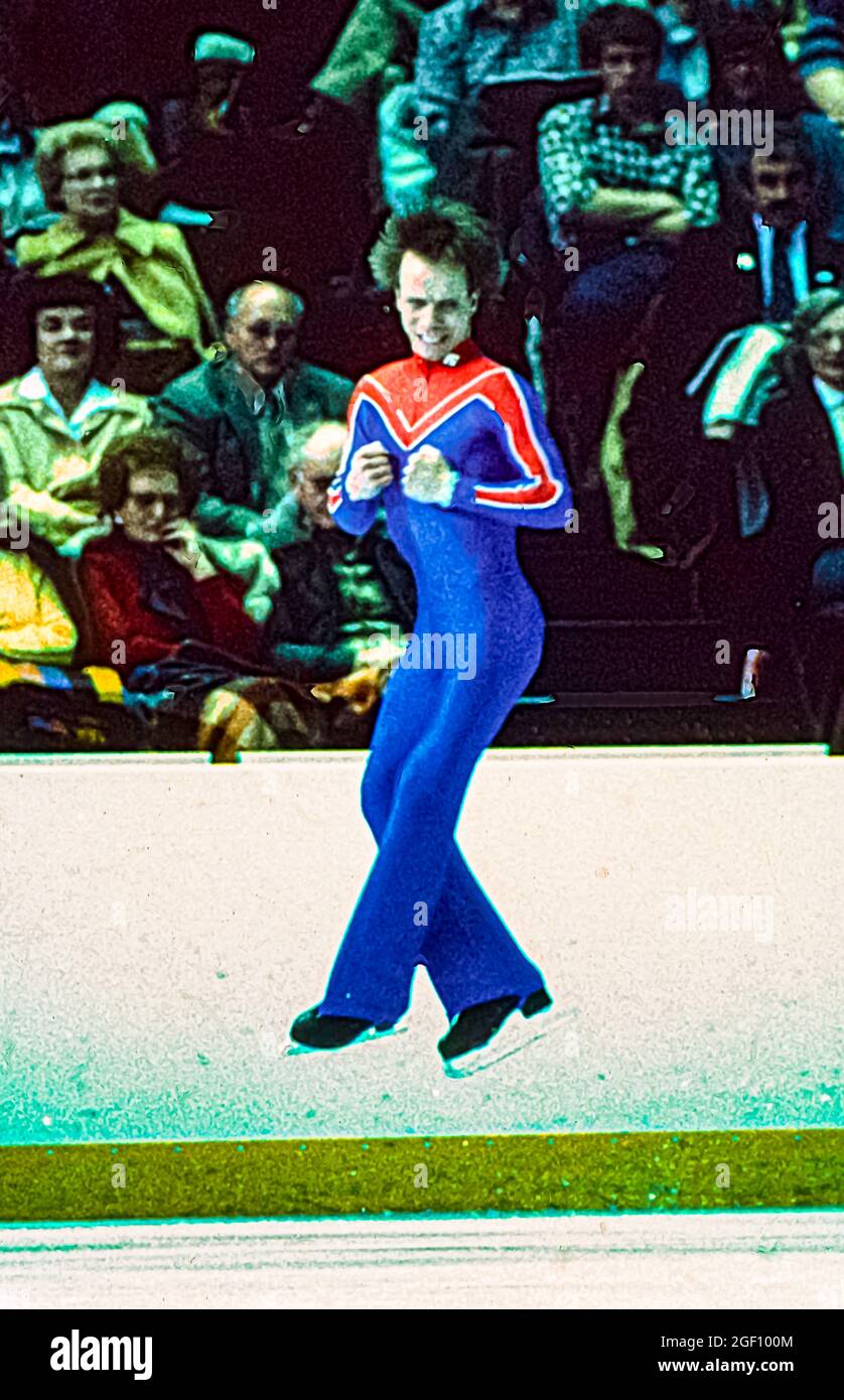 Scott Hamilton (USA) beim Free Skate und gewann das Gold beim Eiskunstlauf-Wettbewerb der Männer bei den Olympischen Winterspielen 1984 Stockfoto