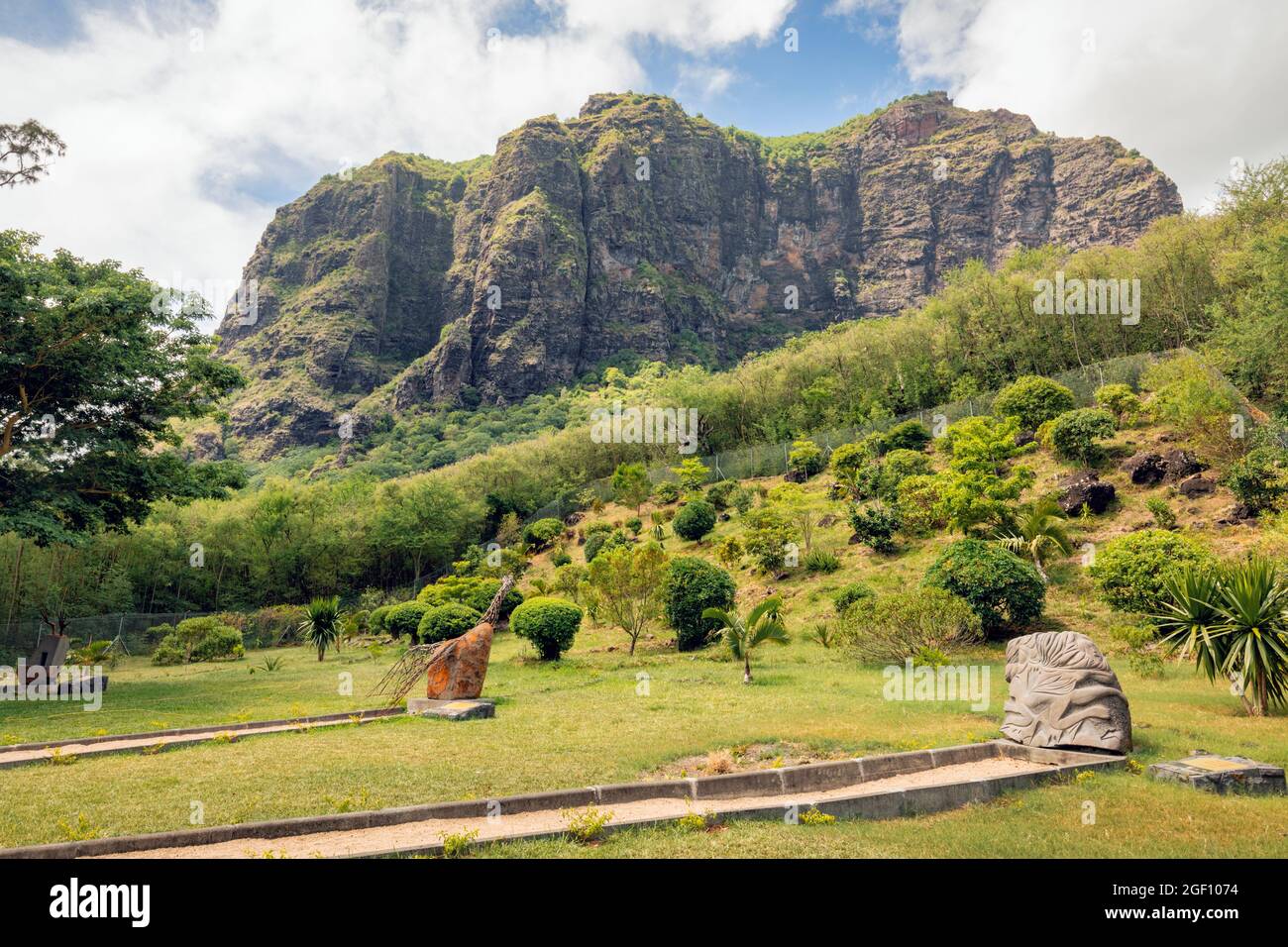 Mauritius, Mascarene-Inseln. Das Denkmal der Sklavenstraße am Fuße des Berges Le Morne Brabant. Der Berg wurde von entflohenen Sklaven als Zufluchtsort genutzt. Stockfoto