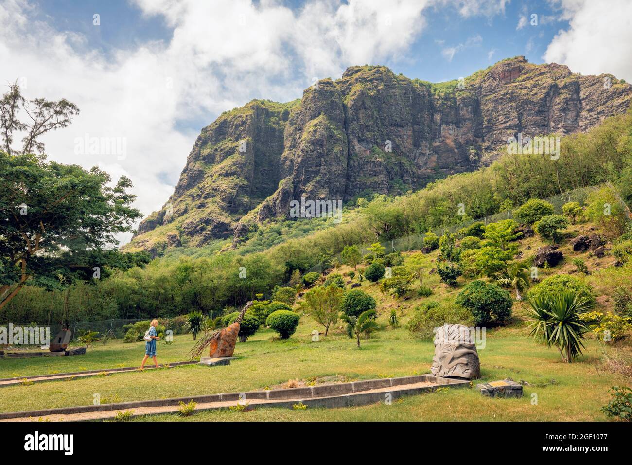 Mauritius, Mascarene-Inseln. Das Denkmal der Sklavenstraße am Fuße des Berges Le Morne Brabant. Der Berg wurde von entflohenen Sklaven als Zufluchtsort genutzt. Stockfoto