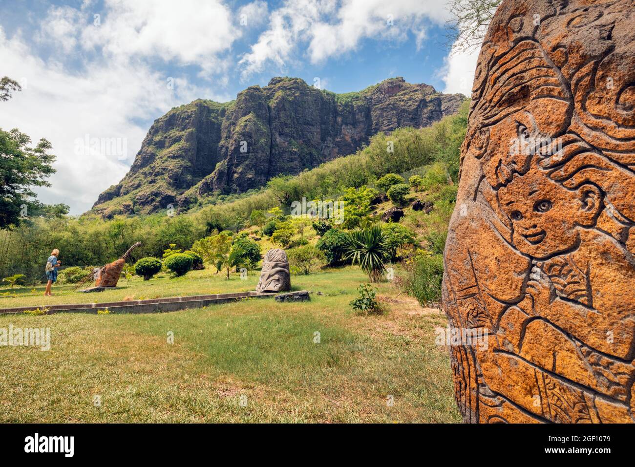 Mauritius, Mascarene-Inseln. Das Denkmal der Sklavenstraße am Fuße des Berges Le Morne Brabant. Der Berg wurde von entflohenen Sklaven als Zufluchtsort genutzt. Stockfoto