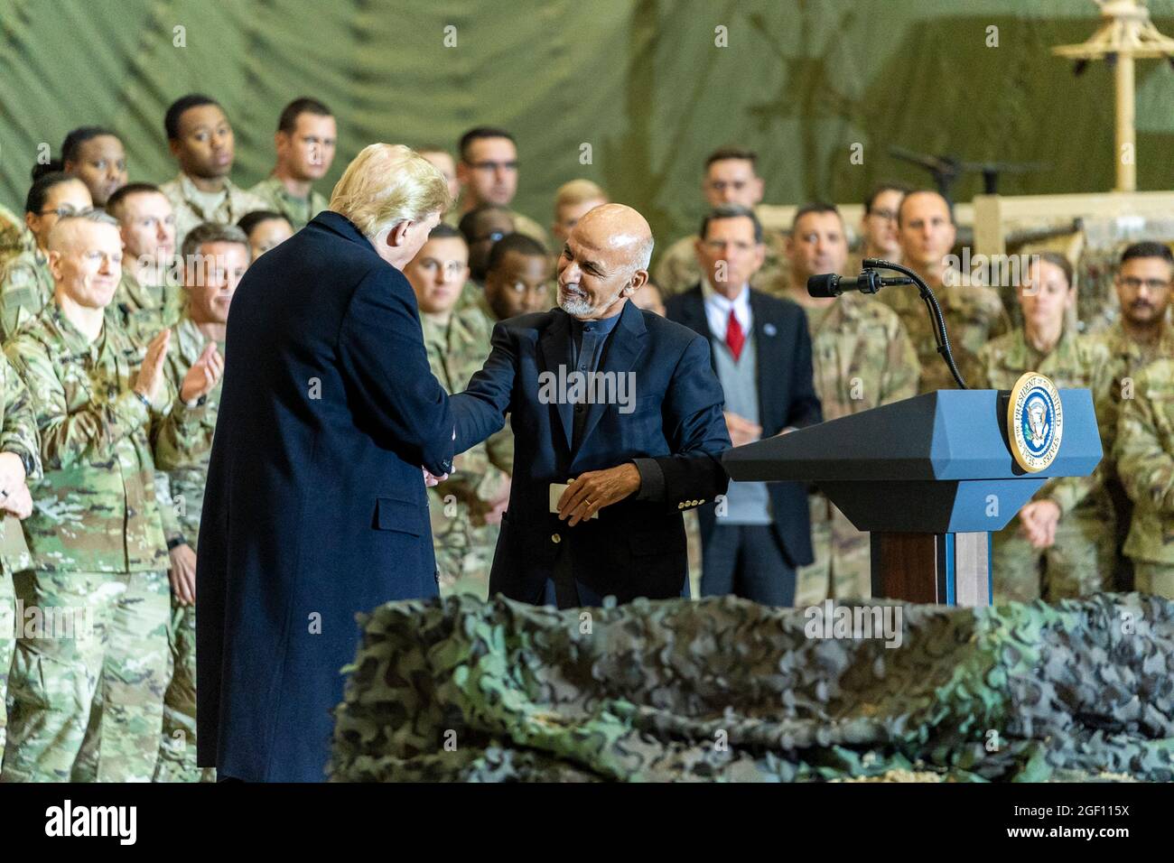Präsident Donald J. Trump besucht am Donnerstag, dem 28. November 2019, Truppen im Bagram Airfield in Afghanistan, während eines überraschenden Besuchs, um Thanksgiving mit Truppen zu verbringen. (Offizielles Foto des Weißen Hauses von Shealah Craighead) Stockfoto