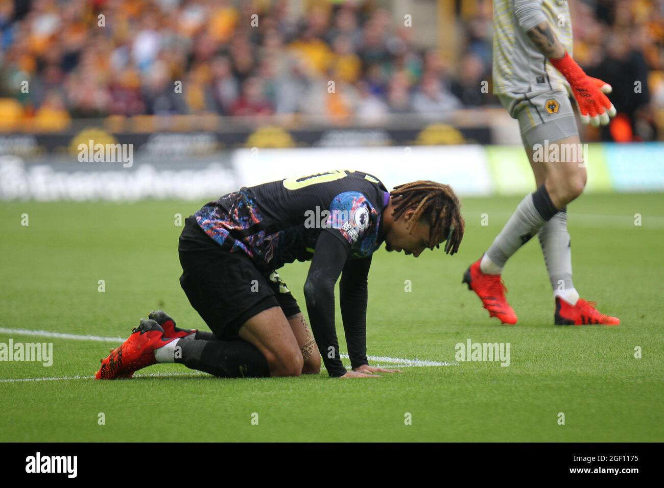 WOLVERHAMPTON, GROSSBRITANNIEN. 22. AUGUST DELE Alli von Tottenham Hotspur wird in der Box gefällt und erhält eine Strafe während des Premier League-Spiels zwischen Wolverhampton Wanderers und Tottenham Hotspur in Molineux, Wolverhampton, am Sonntag, den 22. August 2021. (Kredit: Simon Newbury | MI News) Kredit: MI News & Sport /Alamy Live News Stockfoto