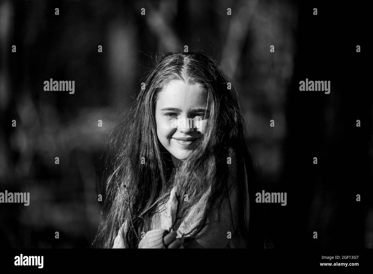 Porträt eines Teenagers auf der Straße. Schwarzweiß-Foto. Stockfoto