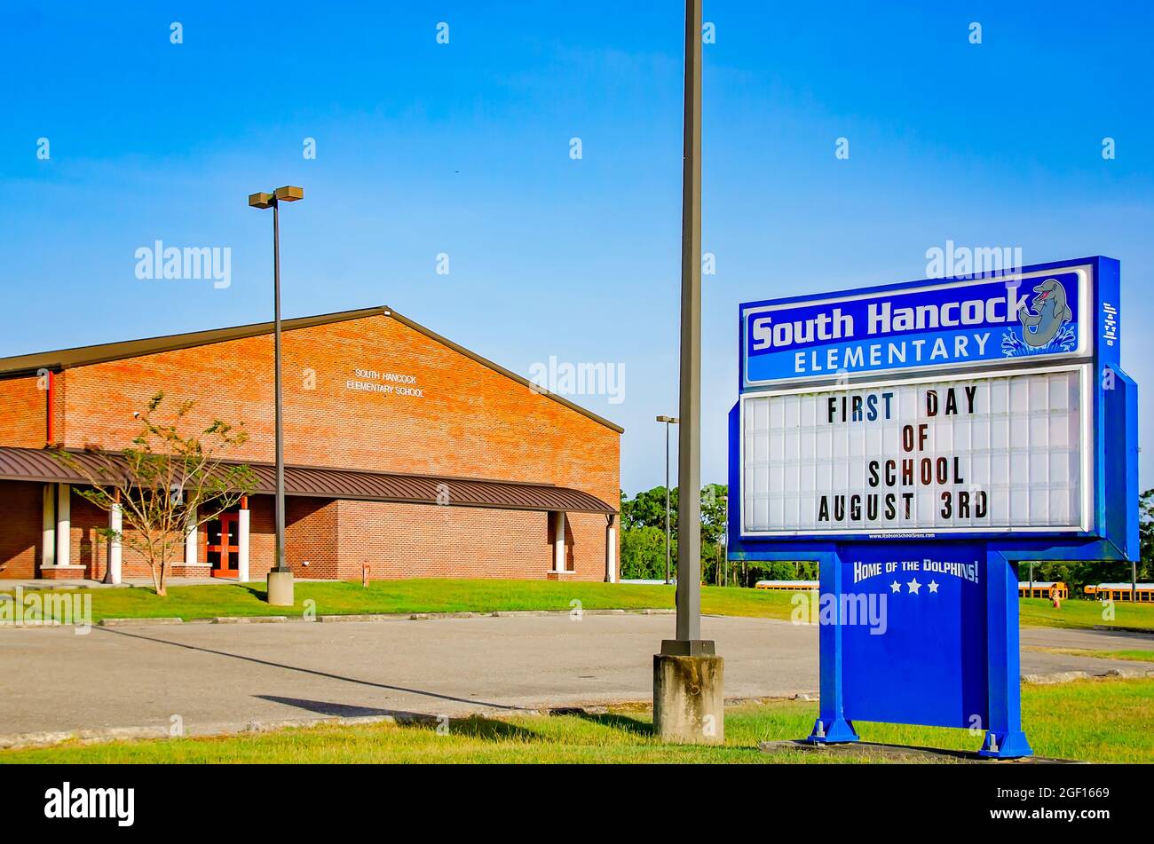 Elementary school exterior america Fotos und Bildmaterial in hoher