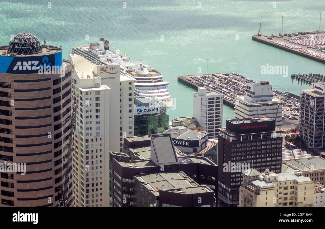 Holland America Cruise Ship Im Hafen Von Auckland Neuseeland Luftbild Vom Sky Tower Stockfoto