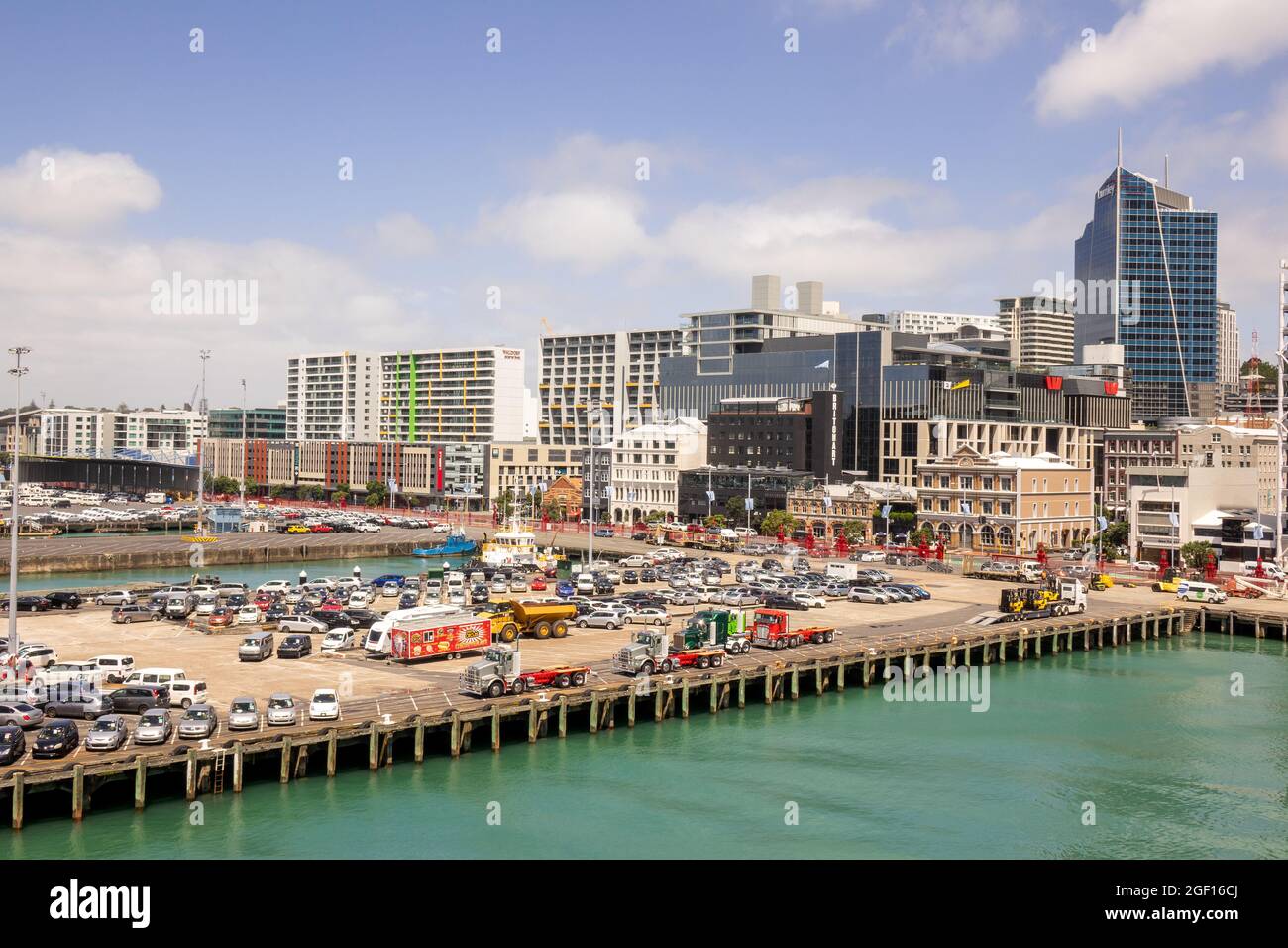 Hafen Von Auckland Mit Neuwagenimporten Geparkt Bereit Für Den Vertrieb, Riesige Gantry Krane Lift Sea Containers Auckland Neuseeland Stockfoto