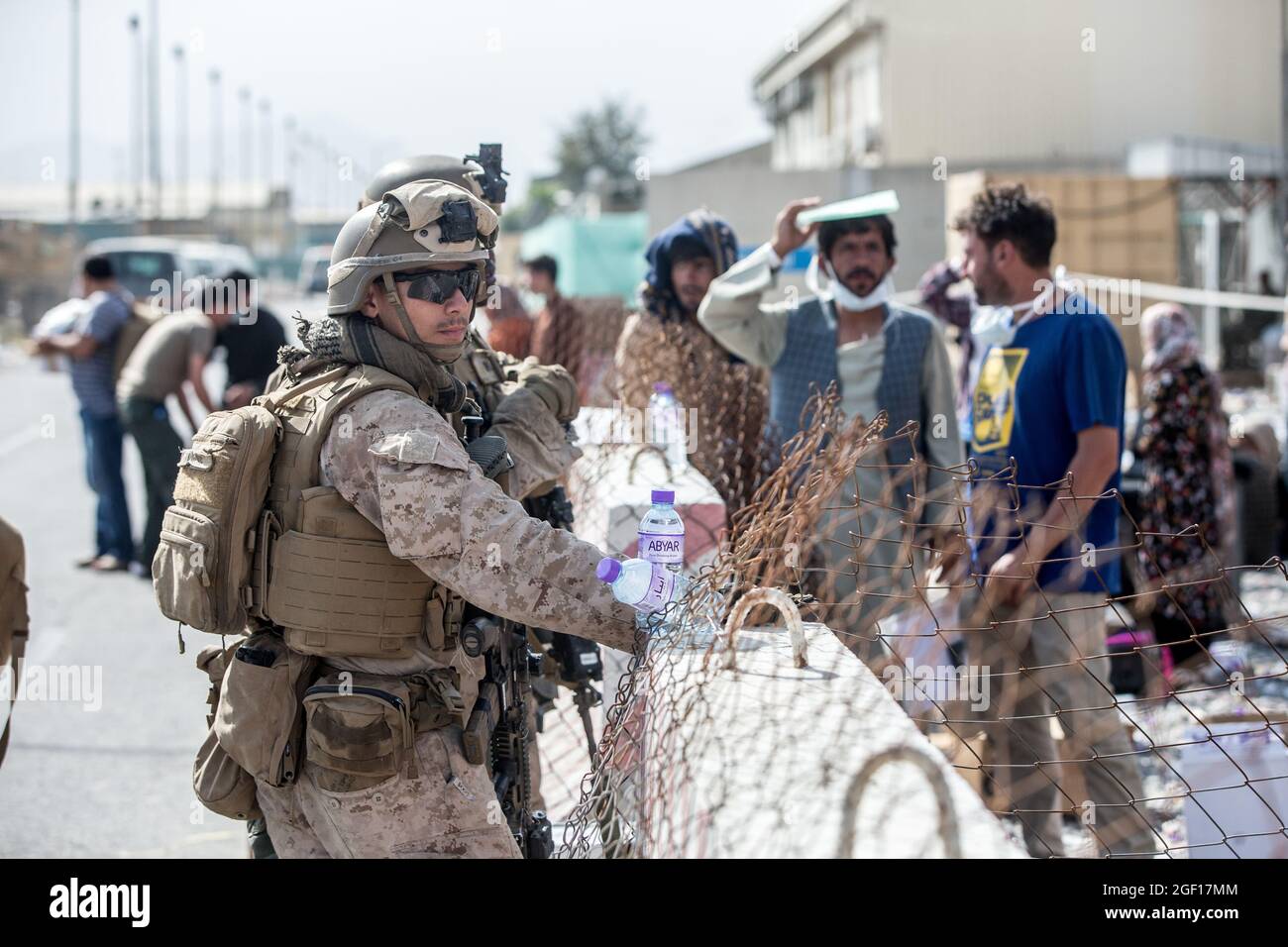 Kabul, Afghanistan. August 2021. Eine US-Marine mit dem Special Purpose Marine Air-Ground Task Force/Crisis Response Team unterstützt Flüchtlinge am Hamid Karzai International Airport während der Operation Allies Refuge am 21. August 2021 in Kabul, Afghanistan. Quelle: Planetpix/Alamy Live News Stockfoto