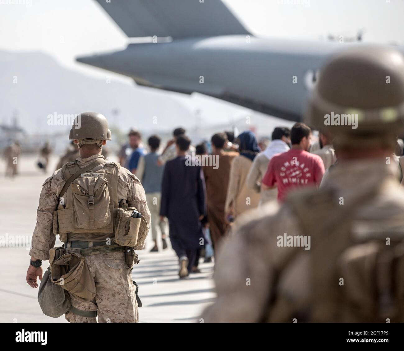 Kabul, Afghanistan. August 2021. US-Marineinfanteristen mit dem Special Purpose Marine Air-Ground Task Force/Crisis Response Team begleiten Familien zu einem Evakuierungsflug am Hamid Karzai International Airport während der Operation Allies Refuge am 21. August 2021 in Kabul, Afghanistan. Quelle: Planetpix/Alamy Live News Stockfoto