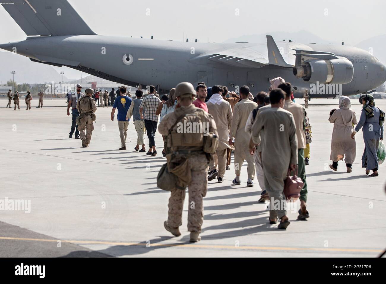 Kabul, Afghanistan. August 2021. US-Marineinfanteristen mit dem Special Purpose Marine Air-Ground Task Force-Crisis Response Team begleiten Familien während der Operation Allies Refuge am 21. August 2021 in Kabul, Afghanistan, zu einem Evakuierungsflug der Air Force Boeing C-17 Globemaster III am Hamid Karzai International Airport. Quelle: Planetpix/Alamy Live News Stockfoto