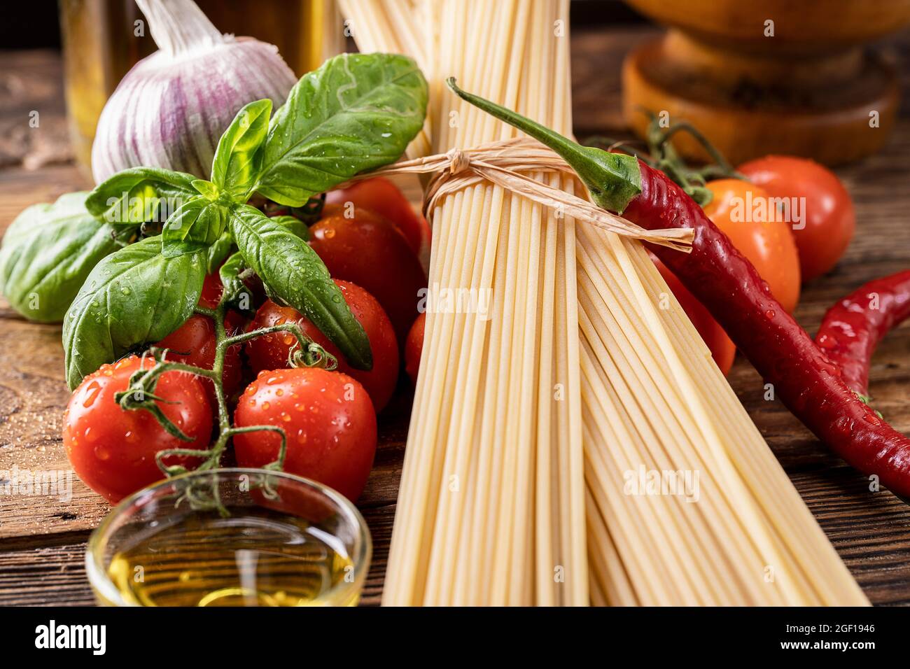 Zutaten Pasta Spaghetti auf alten rustikalen Holzhintergrund Stockfoto