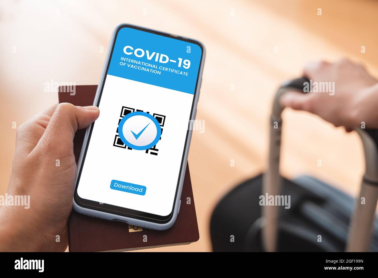 Digitale Bescheinigung der covid Impfungs-App - Reisende mit Gesundheits-Immunität Pass auf dem Handy am Flughafen Stockfoto