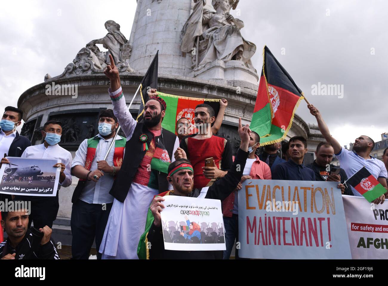 *** KEIN VERKAUF AN FRANZÖSISCHE MEDIEN ODER VERLAGE - RECHTE VORBEHALTEN ***22. AUGUST 2021 - PARIS, FRANKREICH: Hunderte von Afghanen und Franzosen versammeln sich an der Place de la Republique, um gegen die Übernahme Afghanistans durch die Taliban zu protestieren und eine sichere Evakuierung der afghanischen Bevölkerung und ihrer Familie vom Flughafen Kabul zu fordern. Stockfoto