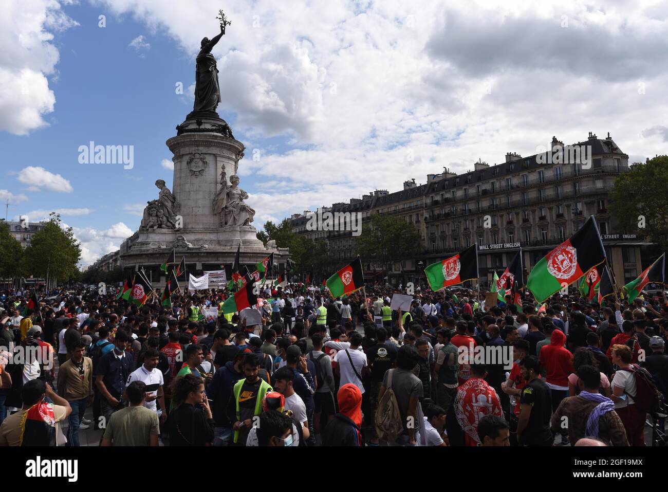 *** KEIN VERKAUF AN FRANZÖSISCHE MEDIEN ODER VERLAGE - RECHTE VORBEHALTEN ***22. AUGUST 2021 - PARIS, FRANKREICH: Hunderte von Afghanen und Franzosen versammeln sich an der Place de la Republique, um gegen die Übernahme Afghanistans durch die Taliban zu protestieren und eine sichere Evakuierung der afghanischen Bevölkerung und ihrer Familie vom Flughafen Kabul zu fordern. Stockfoto