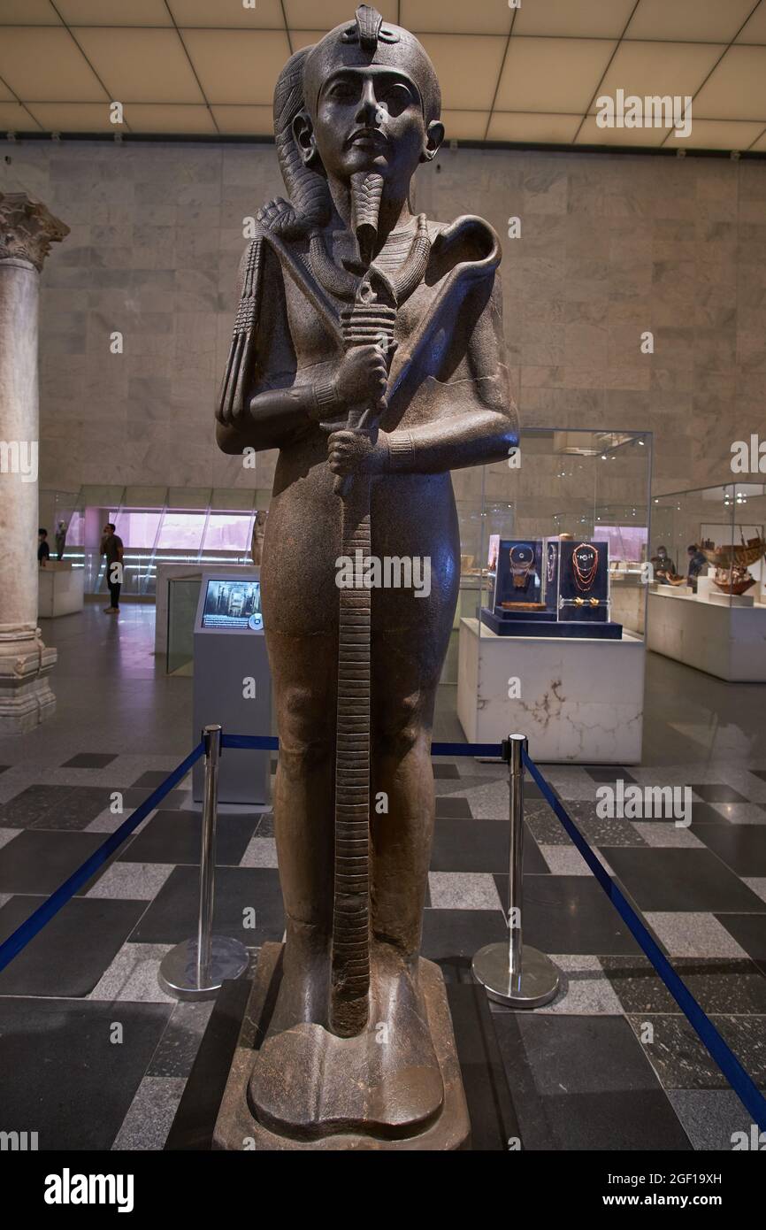 Große Statue von Khonsu (dem alten ägyptischen gott des Mondes) im National Museum of Egyptian Civilization, im Fustat-Viertel im alten Kairo Stockfoto