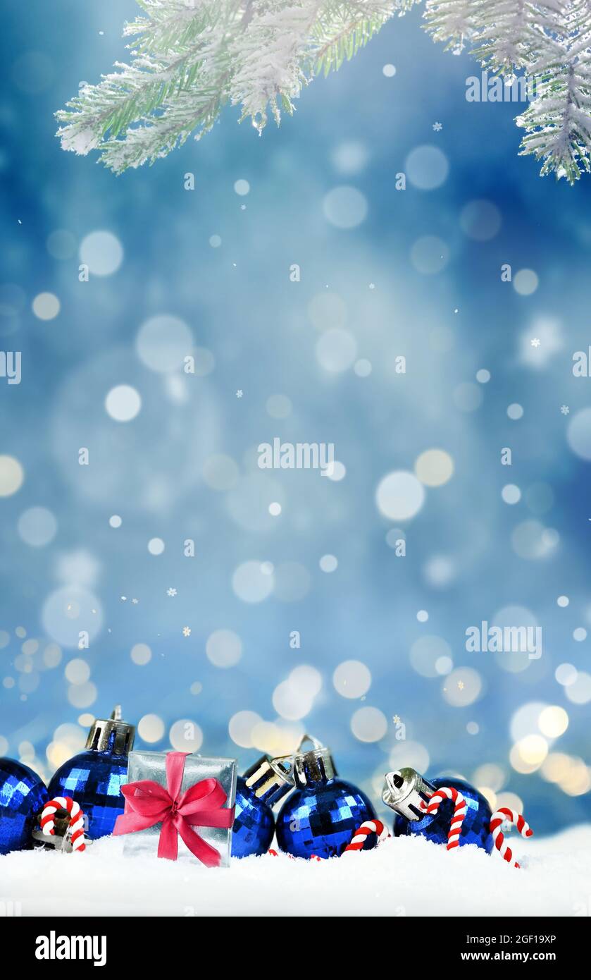 Weihnachtskomposition mit Weihnachtskugeln und Geschenkbox auf Schnee. Urlaubskonzept. Stockfoto