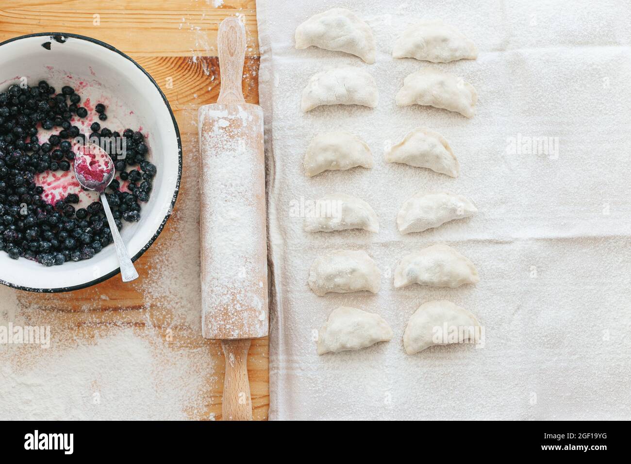 Prozess der Herstellung von süßen Vareniki mit Beeren traditionelle ukrainische Lebensmittel Stockfoto