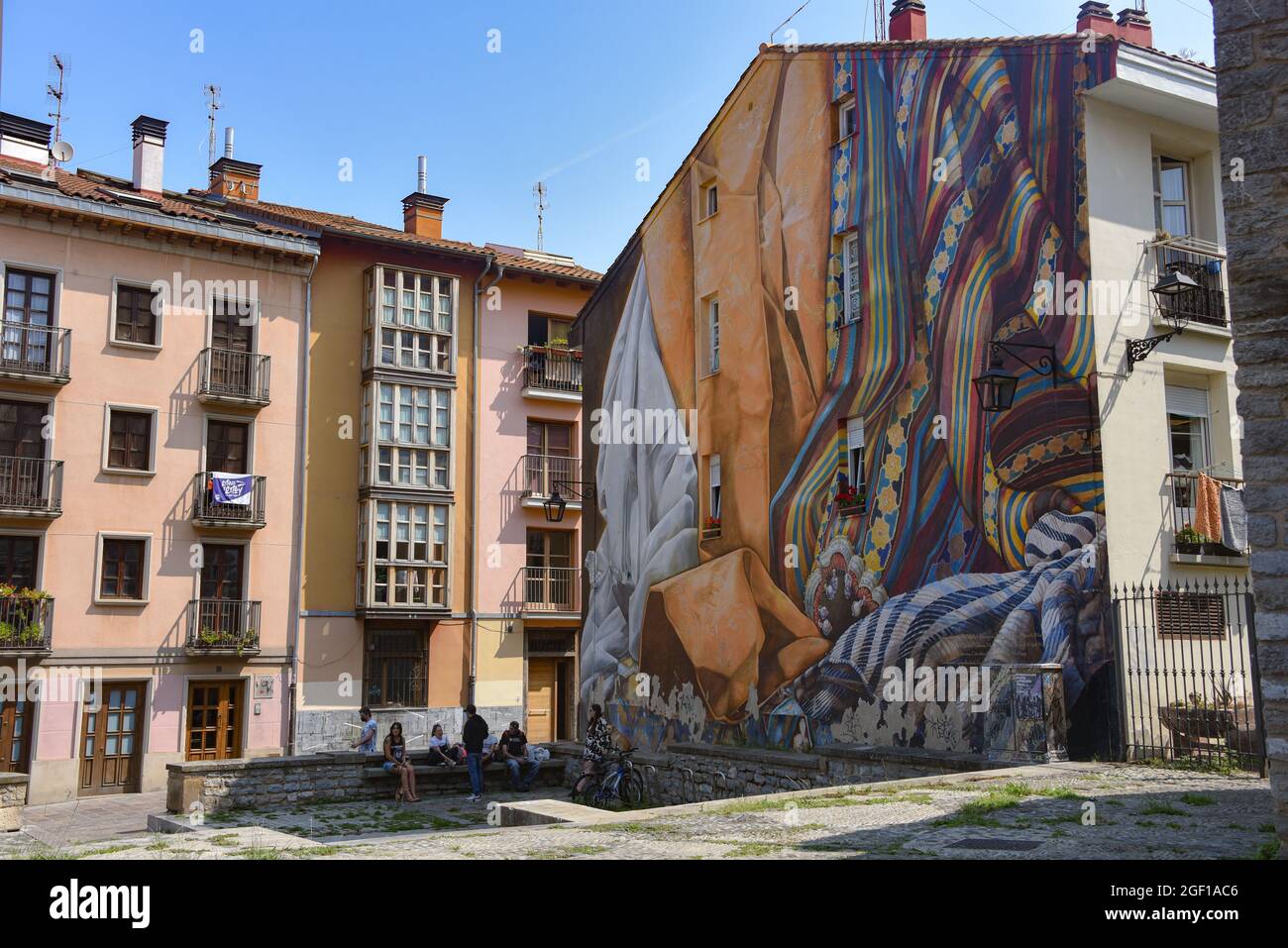 Vitoria-Gasteiz, Spanien - 21. August 2021: Street Art Wandgemälde "Denboraren Harira" in der Altstadt von Vitoria-Gasteiz Stockfoto