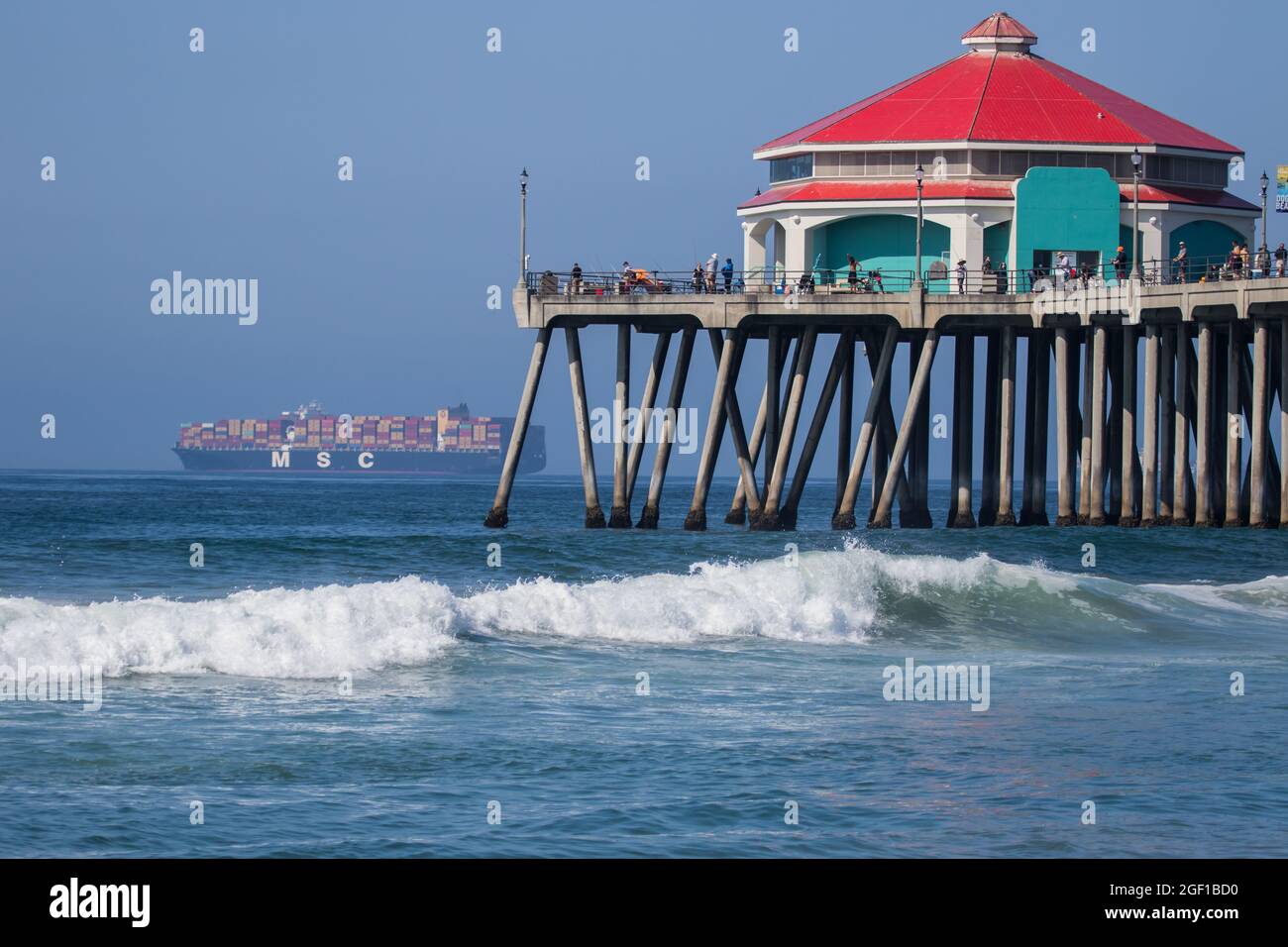 Großes Containerschiff vor Anker vor dem Pier in Huntington Beach, Kalifornien; USA Stockfoto
