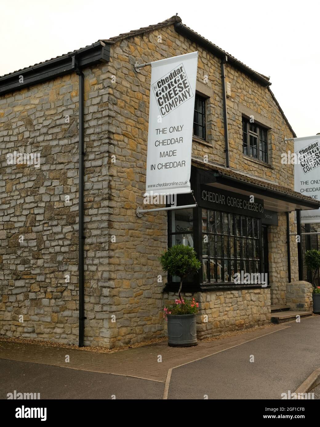 August 2021 - Cheddar Gorge und Geschäfte Stockfoto