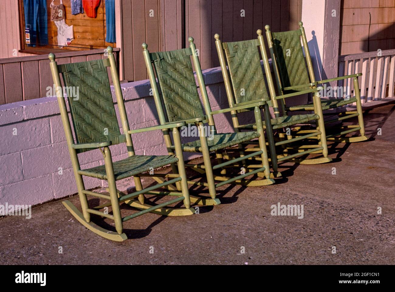 Vier Schaukelstühle, Ocean City, Maryland, 1985 Stockfoto