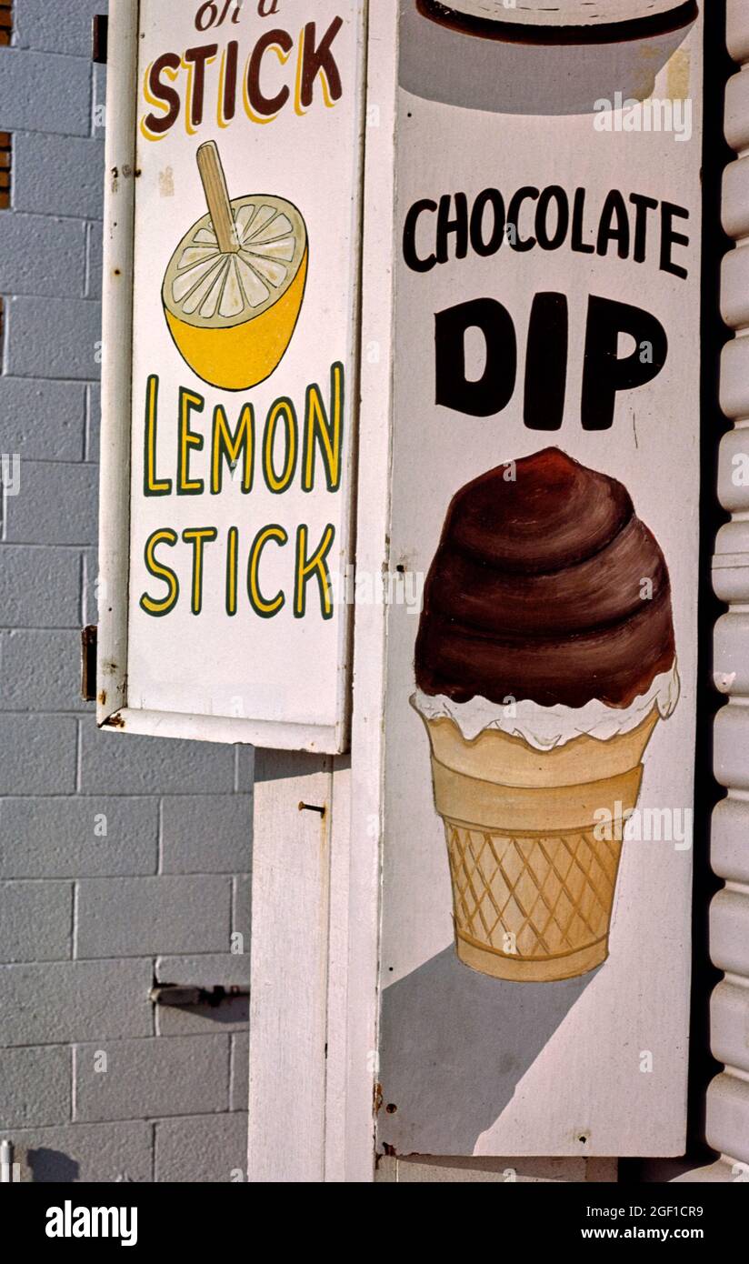 Schild mit Schokoladendip und Zitronenstäbchen, Ocean City, Maryland, 1985 Stockfoto