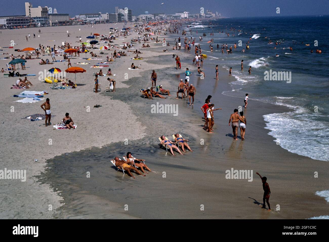 Strand mit Menschen und Skyline, Ocean City, Maryland, 1985 Stockfoto