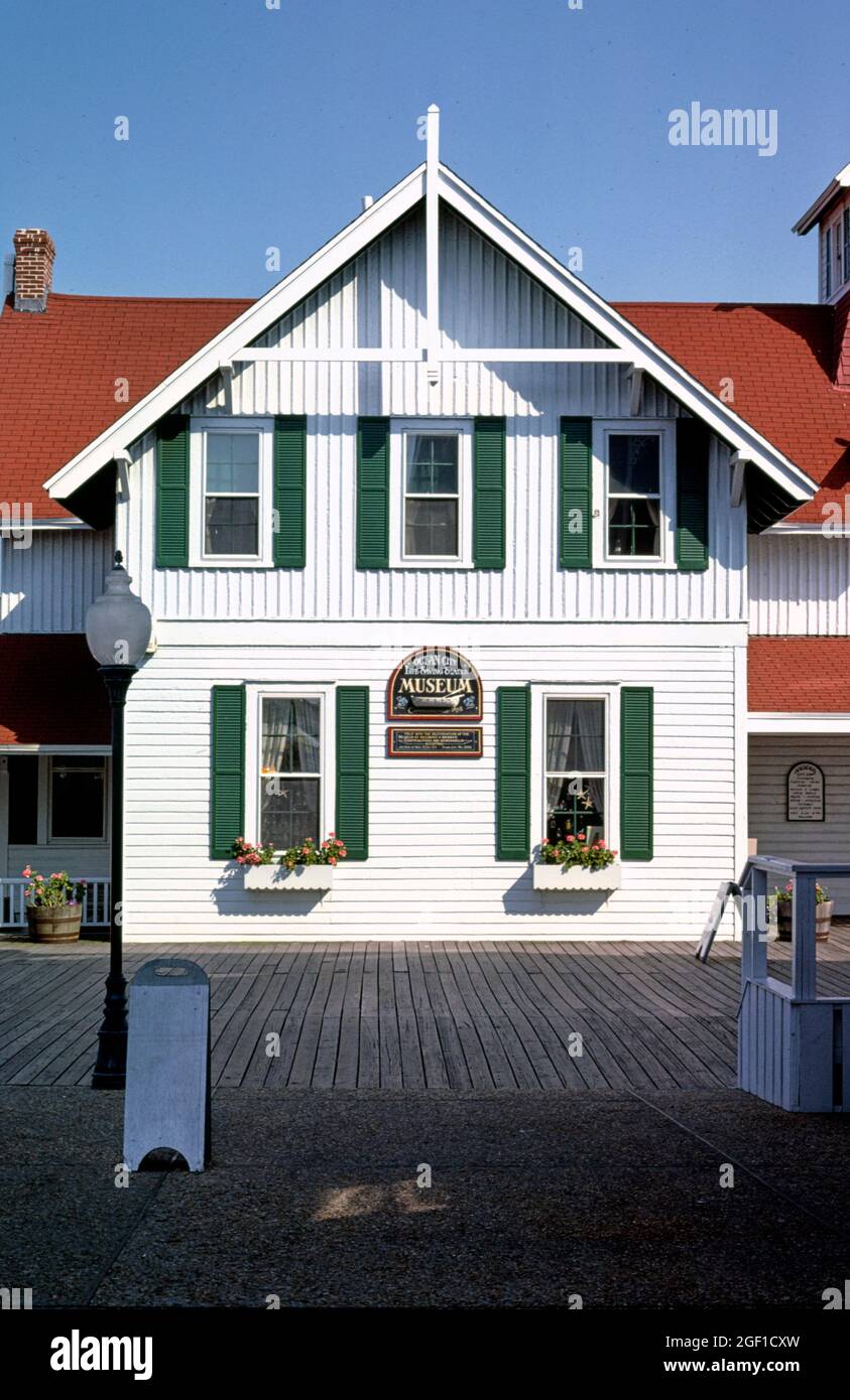 Life Saving Station Museum, insgesamt von der Promenade, Ocean City, Maryland, 1985 Stockfoto