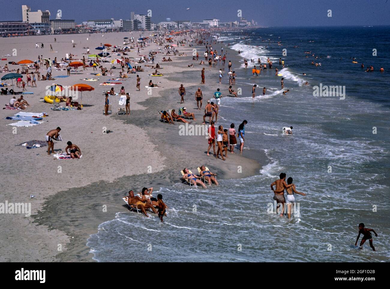Strand mit Menschen und Skyline, Ocean City, Maryland, 1985 Stockfoto