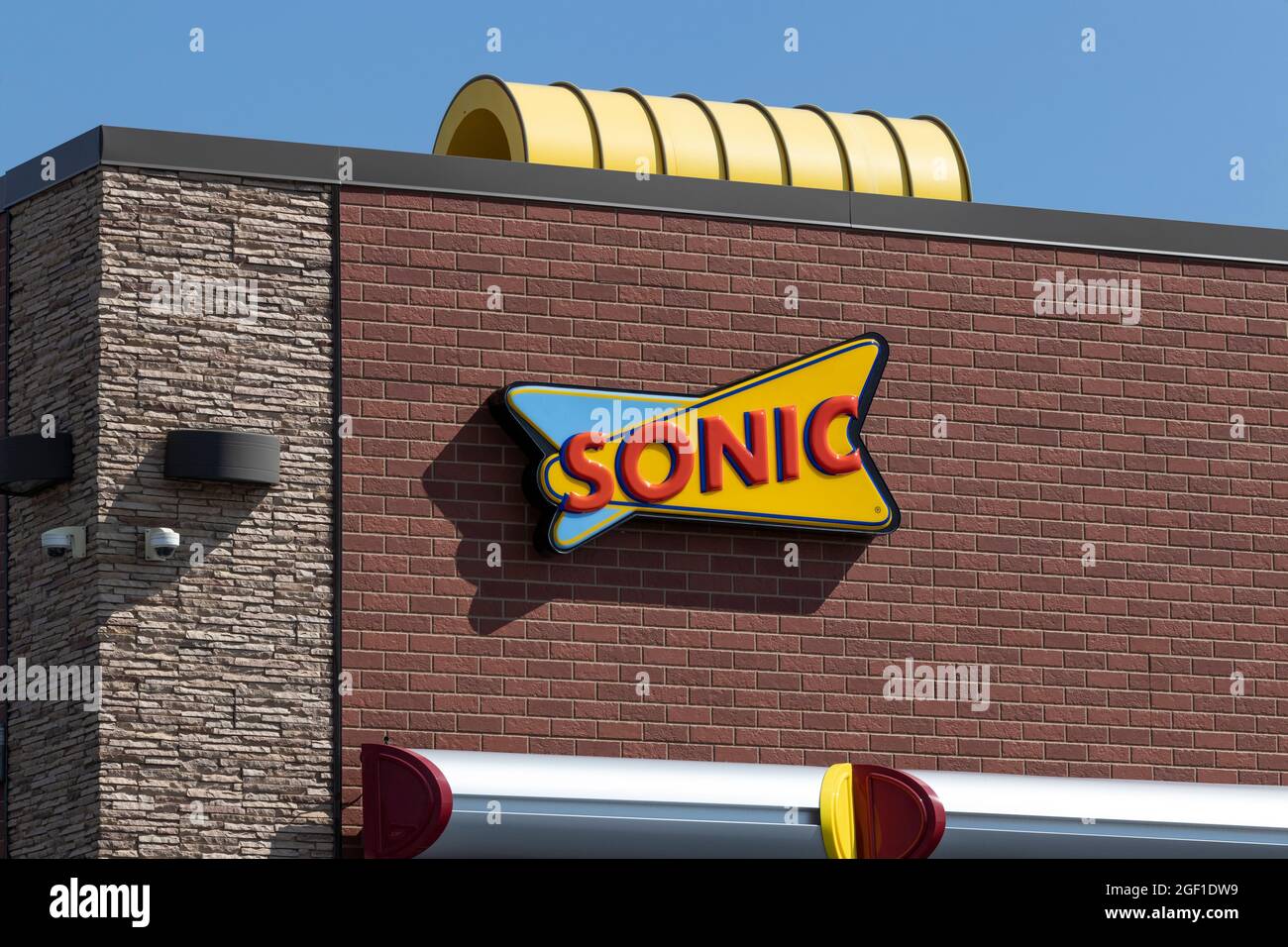 Kokomo - Ca. August 2021: Sonic Drive-In Fast Food Location. Sonic ist eine Drive-in Restaurantkette. Stockfoto