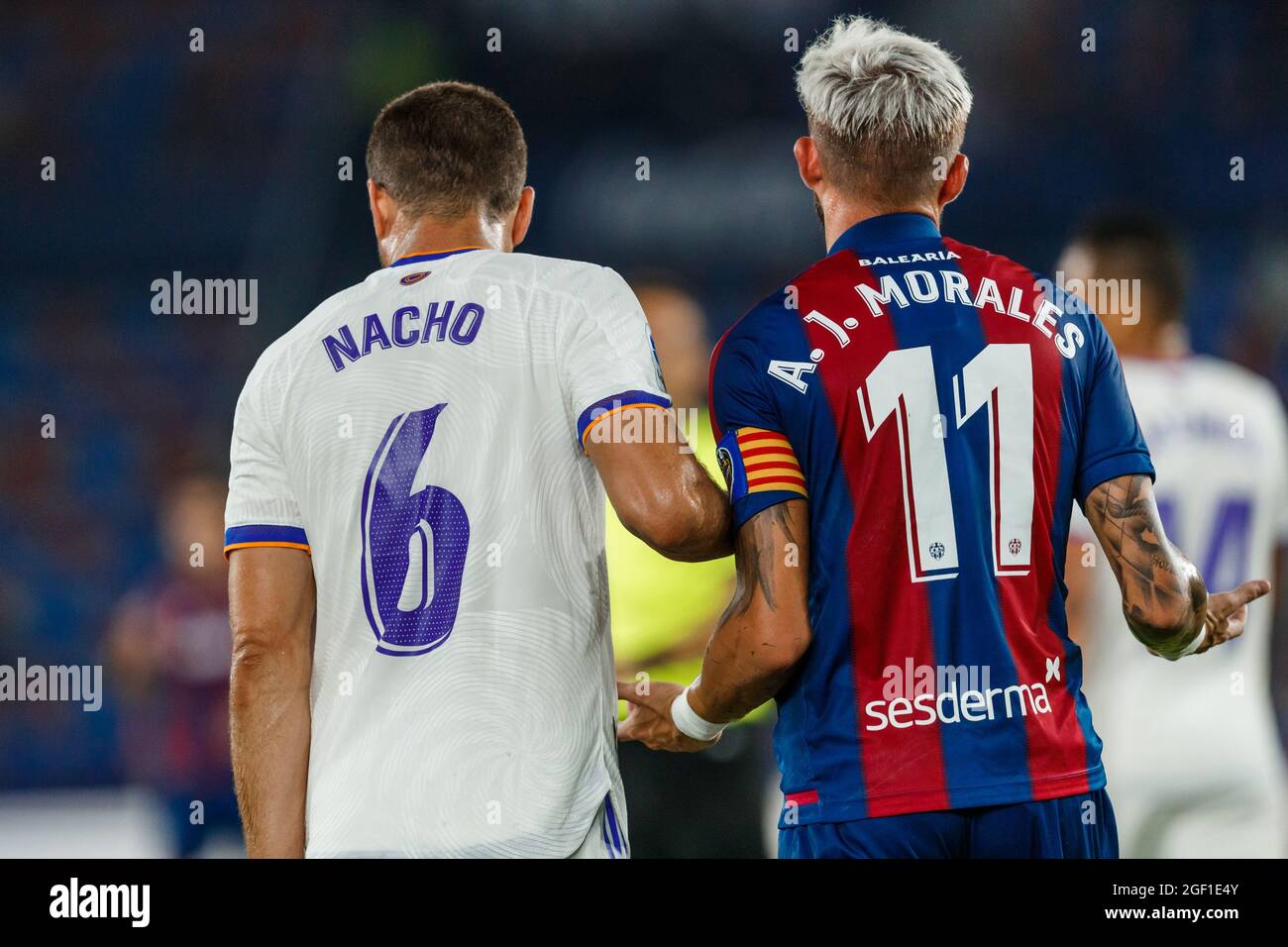 Valencia, Spanien. August 2021. Nacho von Real Madrid mit Jose Luis Morales von Levante UD während des Liga-Spiels zwischen Levante UD und Real Madrid im Estadio Ciudad de Valencia in Valencia, Spanien. Bild: DAX Images/Alamy Live News Stockfoto