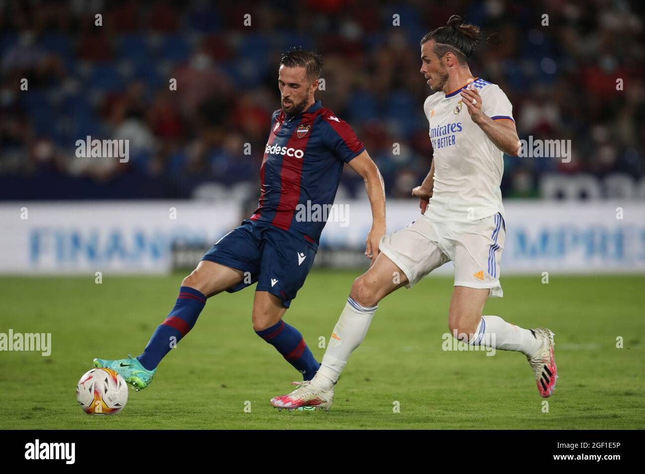 Valencia, Spanien. August 2021. Nemanja Radoja von Levante UD im Einsatz mit Gareth Bale von Real Madrid während des Liga-Spiels zwischen Levante UD und Real Madrid im Estadio Ciudad de Valencia in Valencia, Spanien. Bild: DAX Images/Alamy Live News Stockfoto