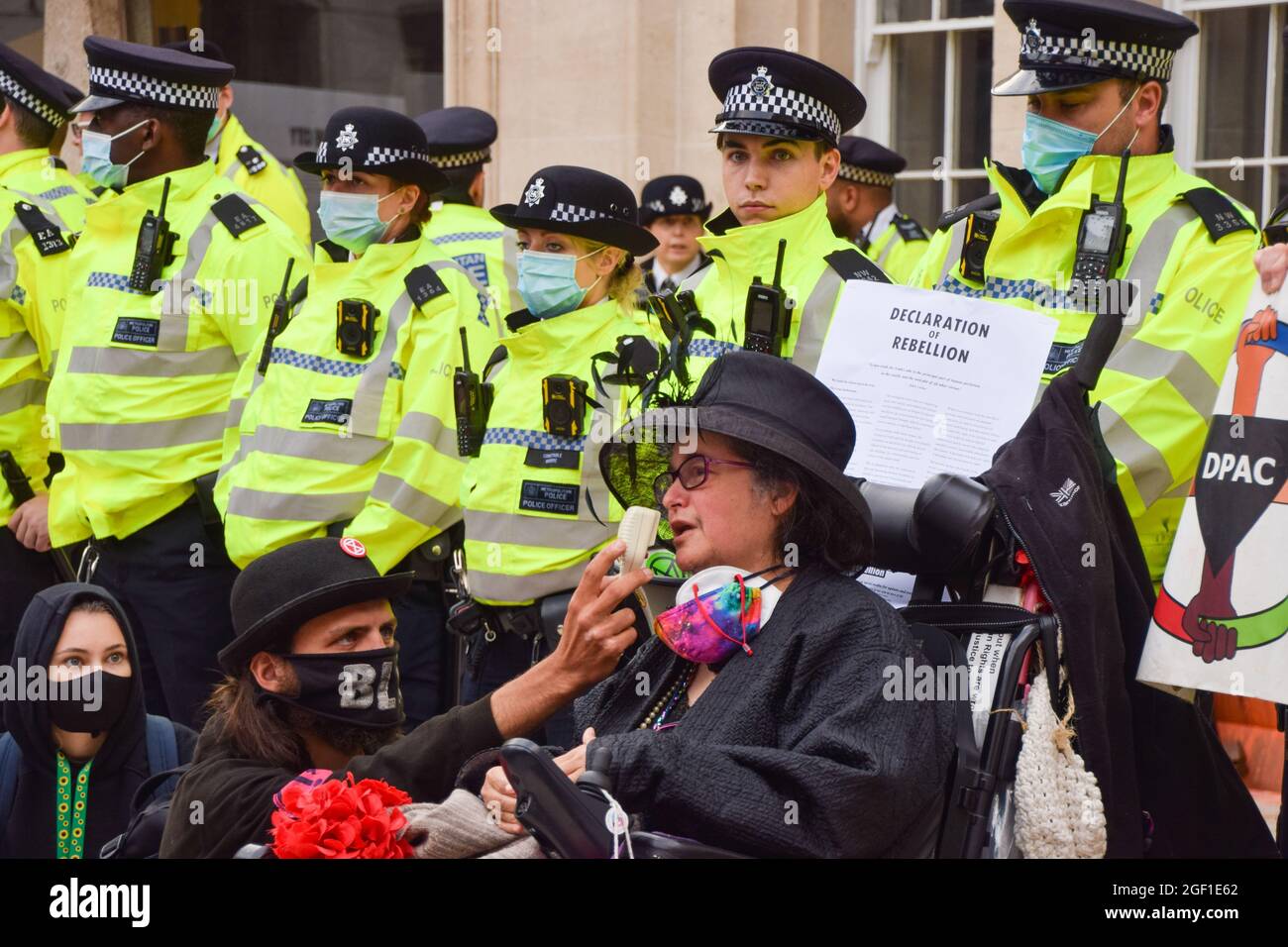 London, Großbritannien. August 2021. Ein Protestler im Rollstuhl hält eine Rede. Die Demonstranten der Extinction Rebellion versammelten sich in Guildhall während der Eröffnungszeremonie ihrer zweiwöchigen Kampagne „Impossible Rebellion“, die sich gegen die City of London, den Finanzstandort der Hauptstadt, richten wird. (Kredit: Vuk Valcic / Alamy Live News) Stockfoto